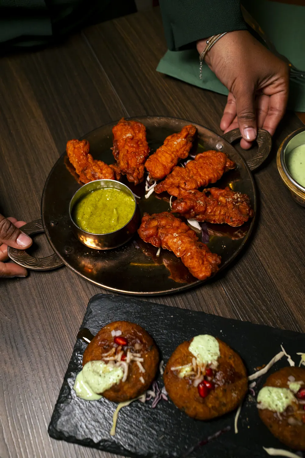 Pakoda di pollo con chutney alla menta e Aloo Tikki su lavagna