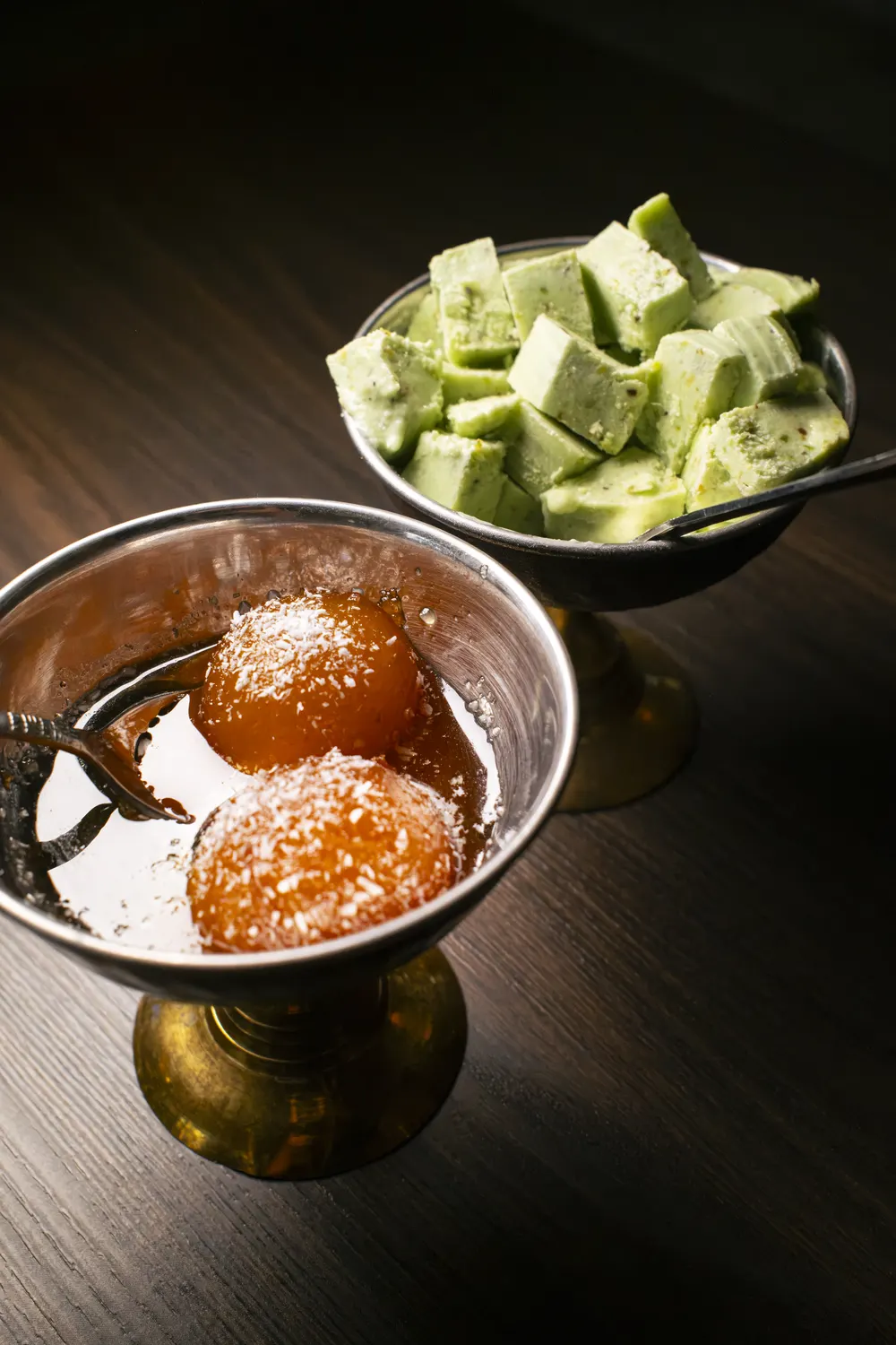 Gulab Jamun e dolce al pistacchio in coppe di metallo