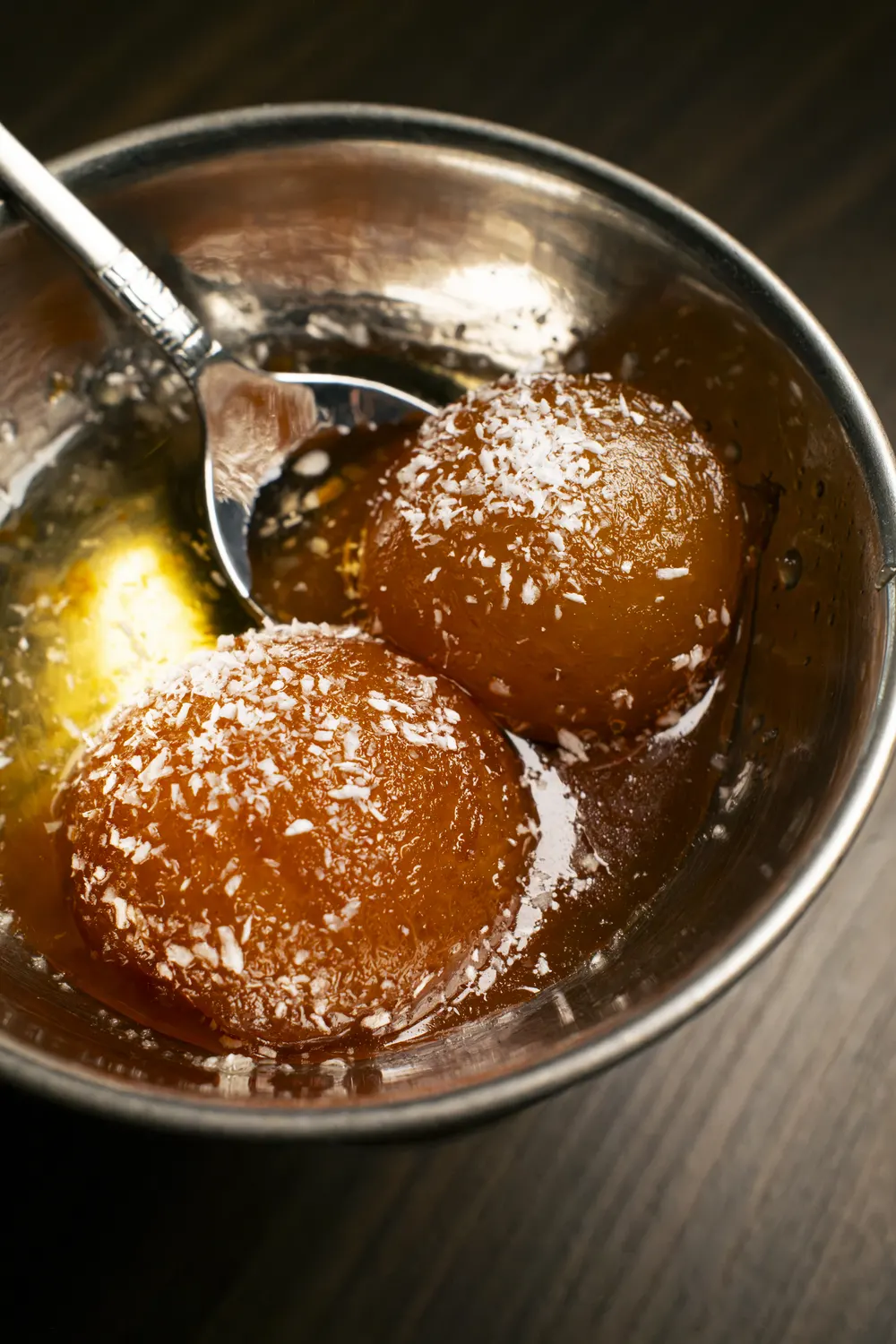 Due Gulab Jamun nella coppa in metallo