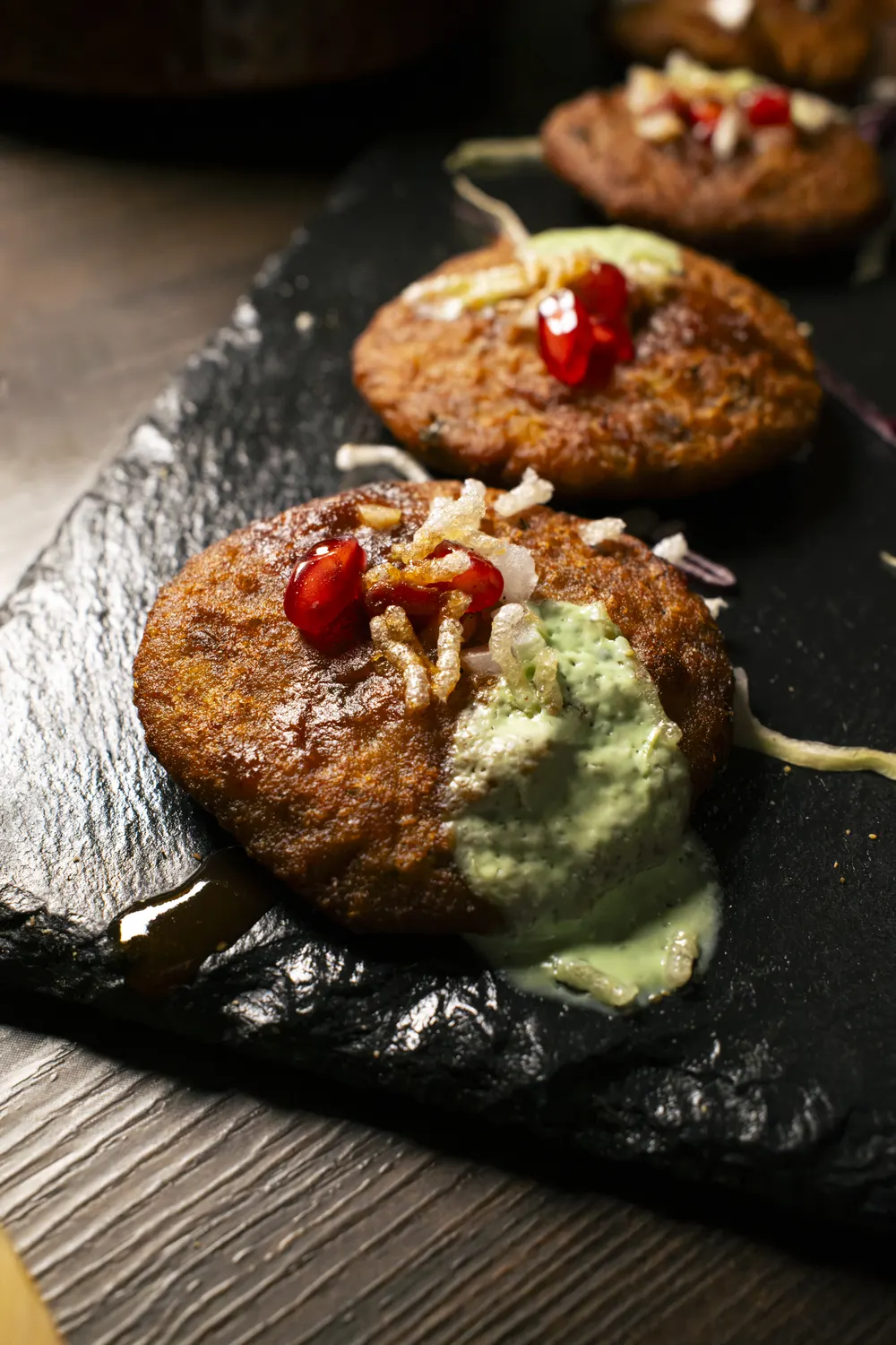 Aloo Tikki con chutney alla menta e melograno