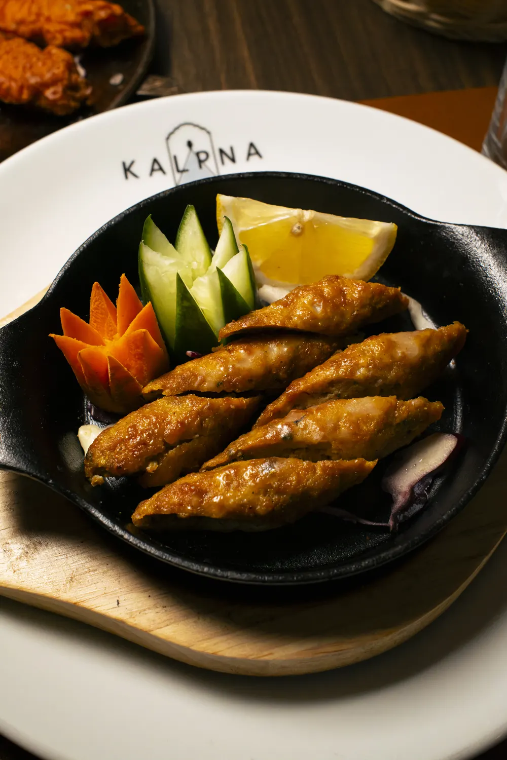 Seekh Kebab sulla piastra con limone e cetriolo