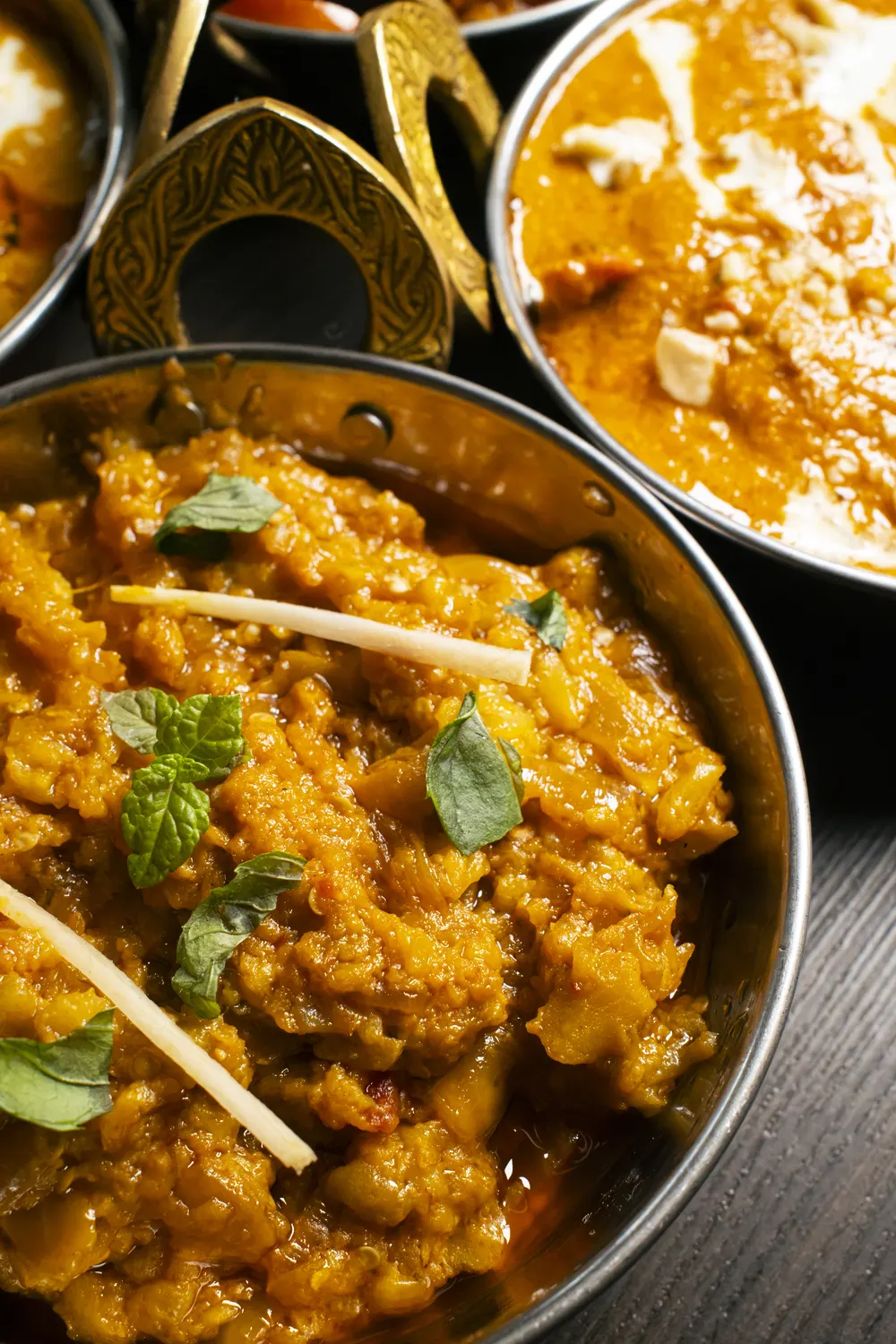 Curry vegetariano in una ciotola in rame